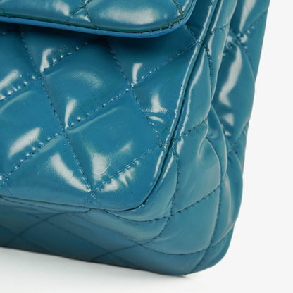 Chanel mittelgroße Classic Double Flap Tasche aus blauem Lack-Steppleder mit silberfarbener Hardware
