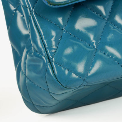Chanel mittelgroße Classic Double Flap Tasche aus blauem Lack-Steppleder mit silberfarbener Hardware
