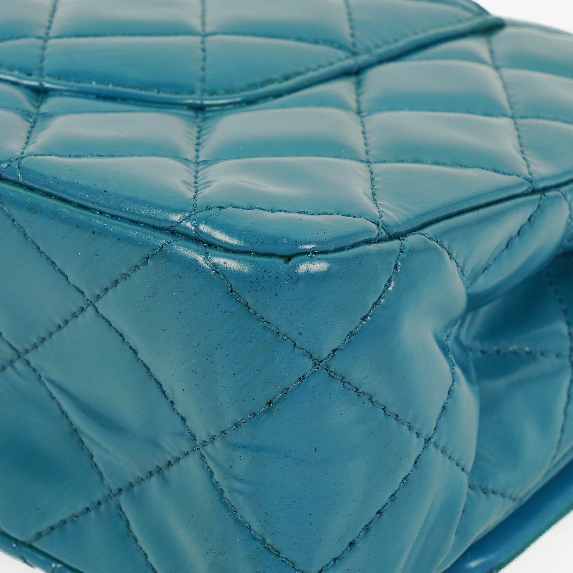 Chanel mittelgroße Classic Double Flap Tasche aus blauem Lack-Steppleder mit silberfarbener Hardware
