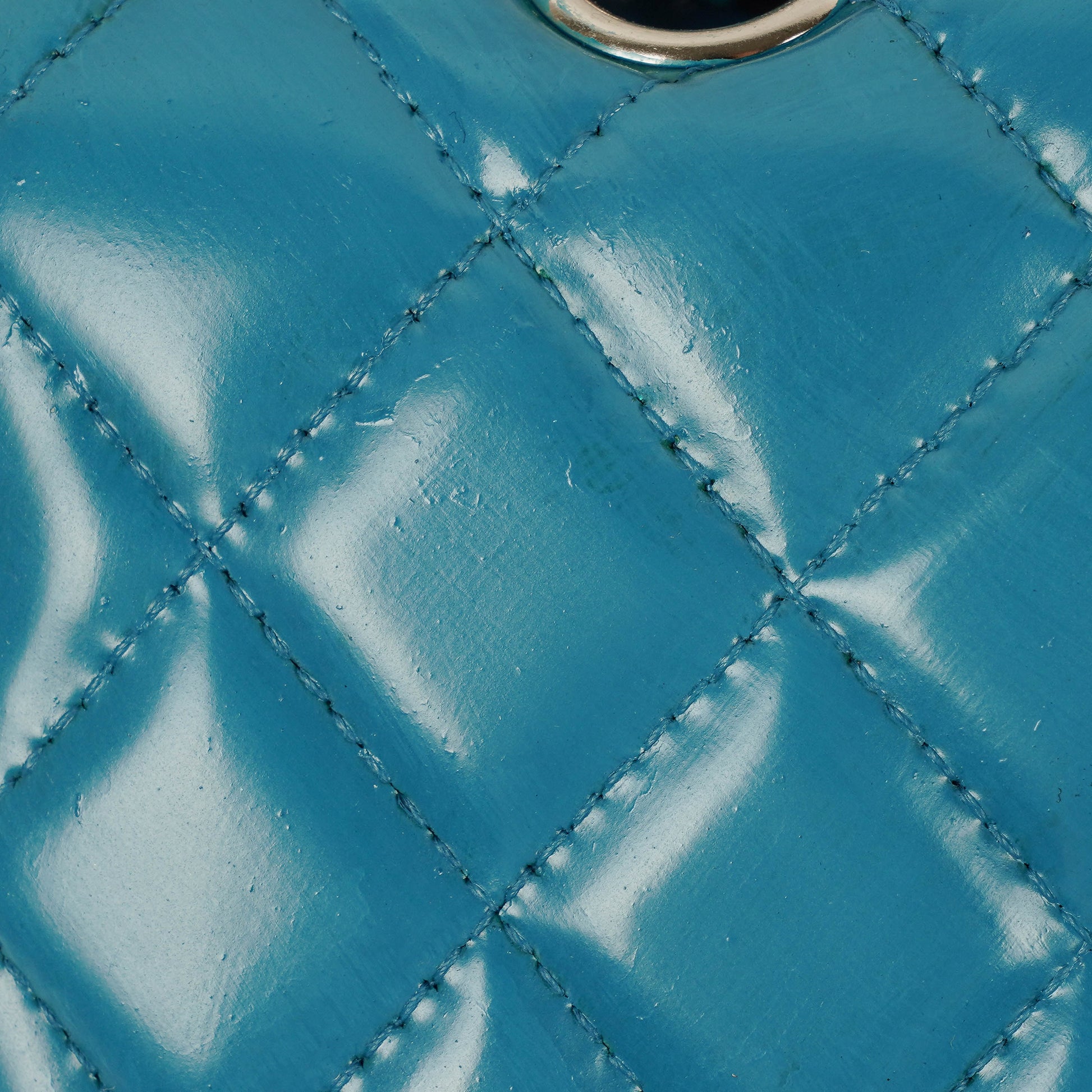 Chanel mittelgroße Classic Double Flap Tasche aus blauem Lack-Steppleder mit silberfarbener Hardware