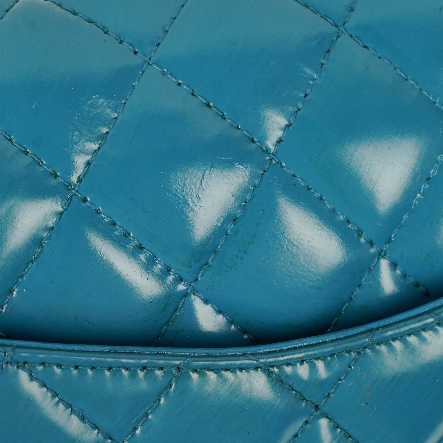 Chanel mittelgroße Classic Double Flap Tasche aus blauem Lack-Steppleder mit silberfarbener Hardware