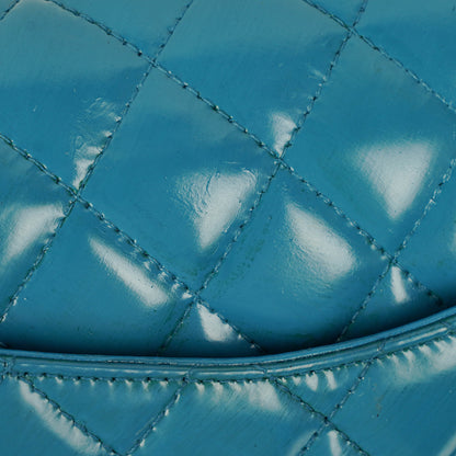 Chanel mittelgroße Classic Double Flap Tasche aus blauem Lack-Steppleder mit silberfarbener Hardware