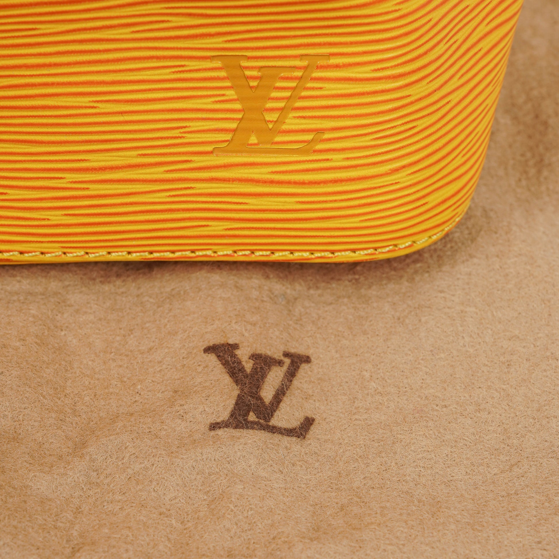 Louis Vuitton Petit Noe Schultertasche aus gelbem Epi-Leder