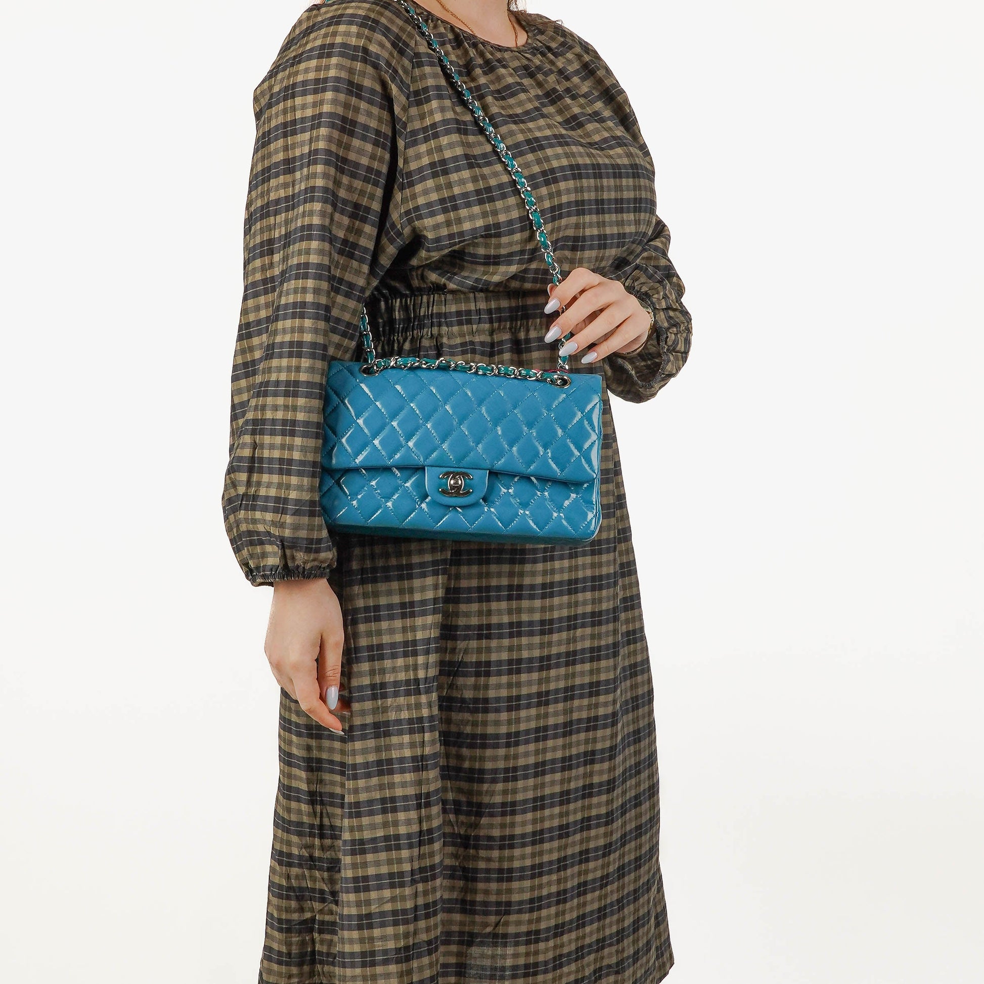 Chanel mittelgroße Classic Double Flap Tasche aus blauem Lack-Steppleder mit silberfarbener Hardware