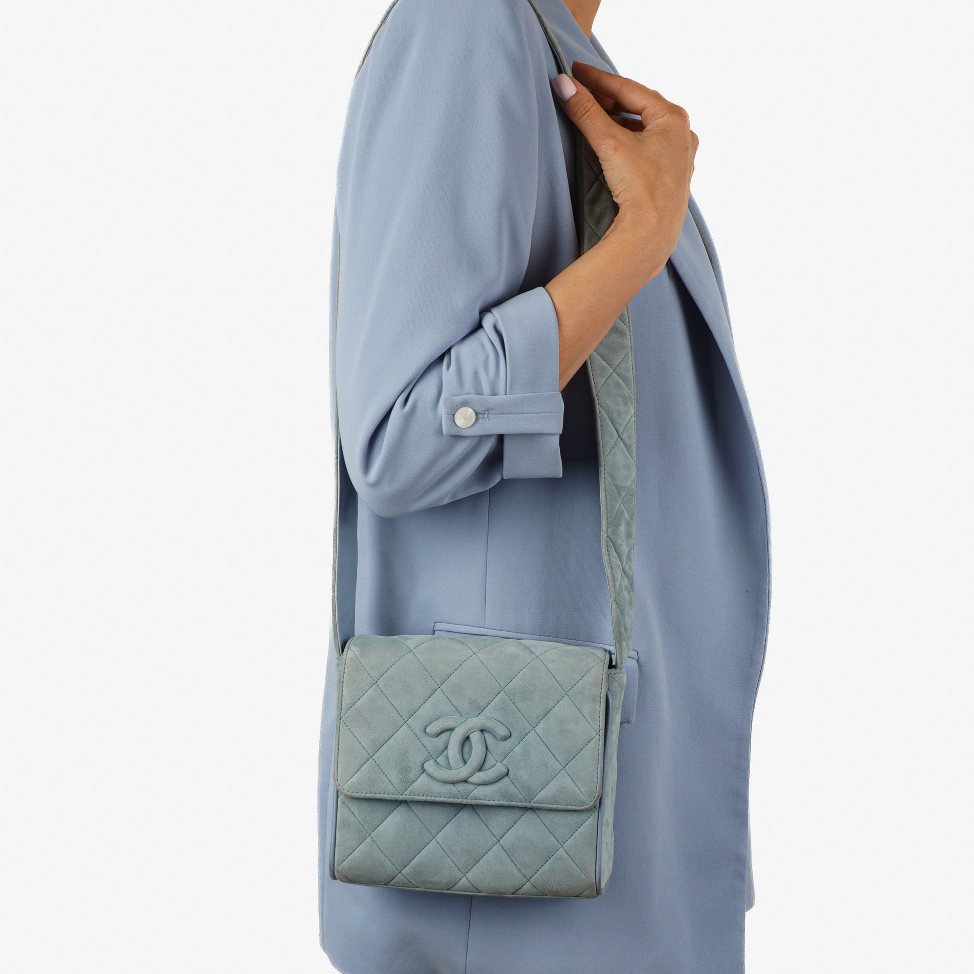 Chanel Small CC Flap Crossbody Tasche aus hellblauem gestepptem Wildleder