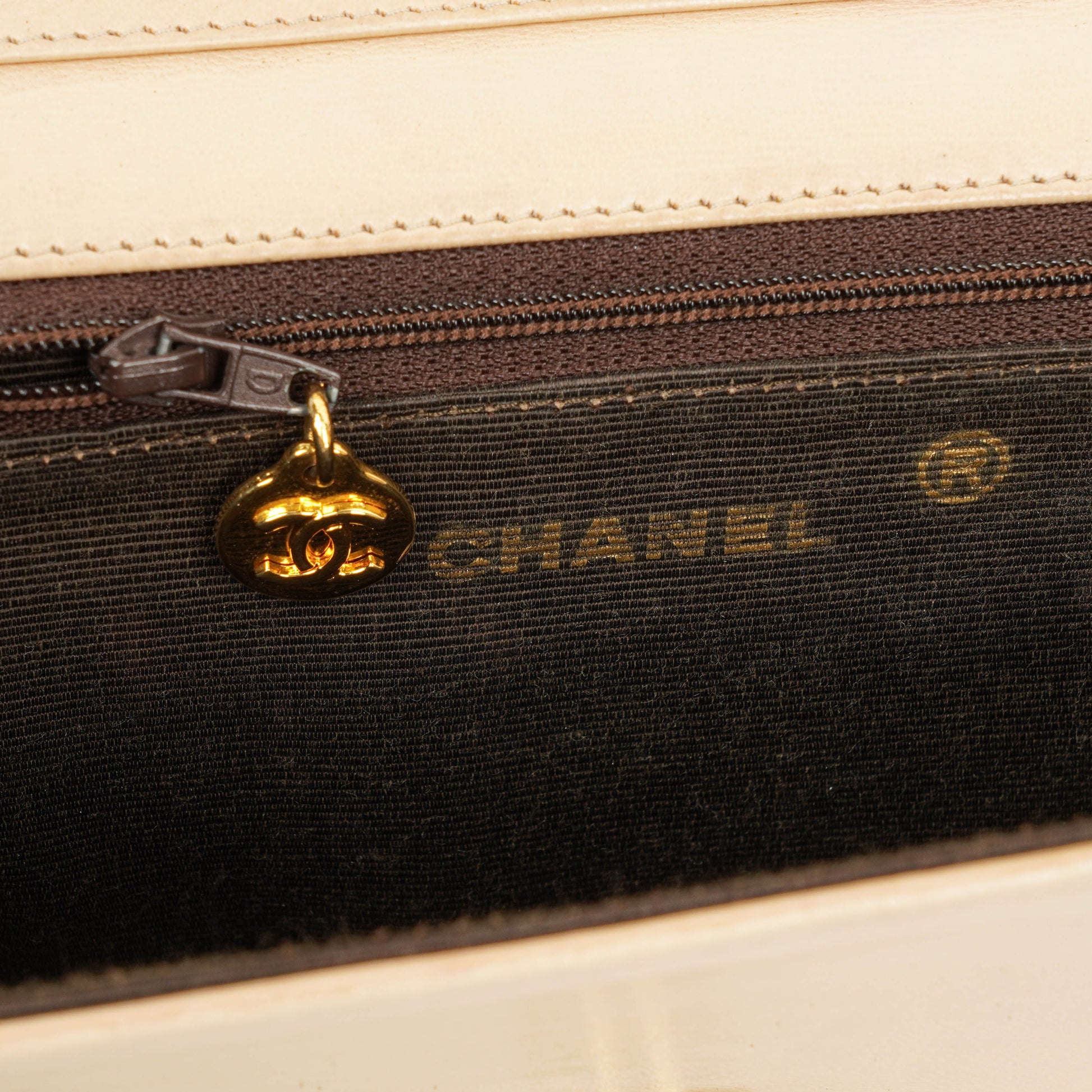Chanel Half Moon Klappentasche aus beigem gestepptem Lammleder