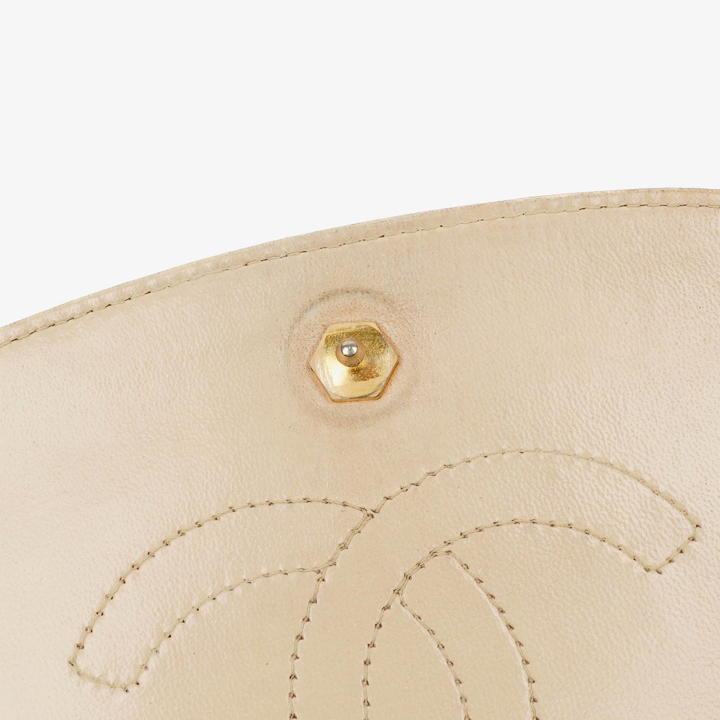 Chanel Half Moon Klappentasche aus beigem gestepptem Lammleder