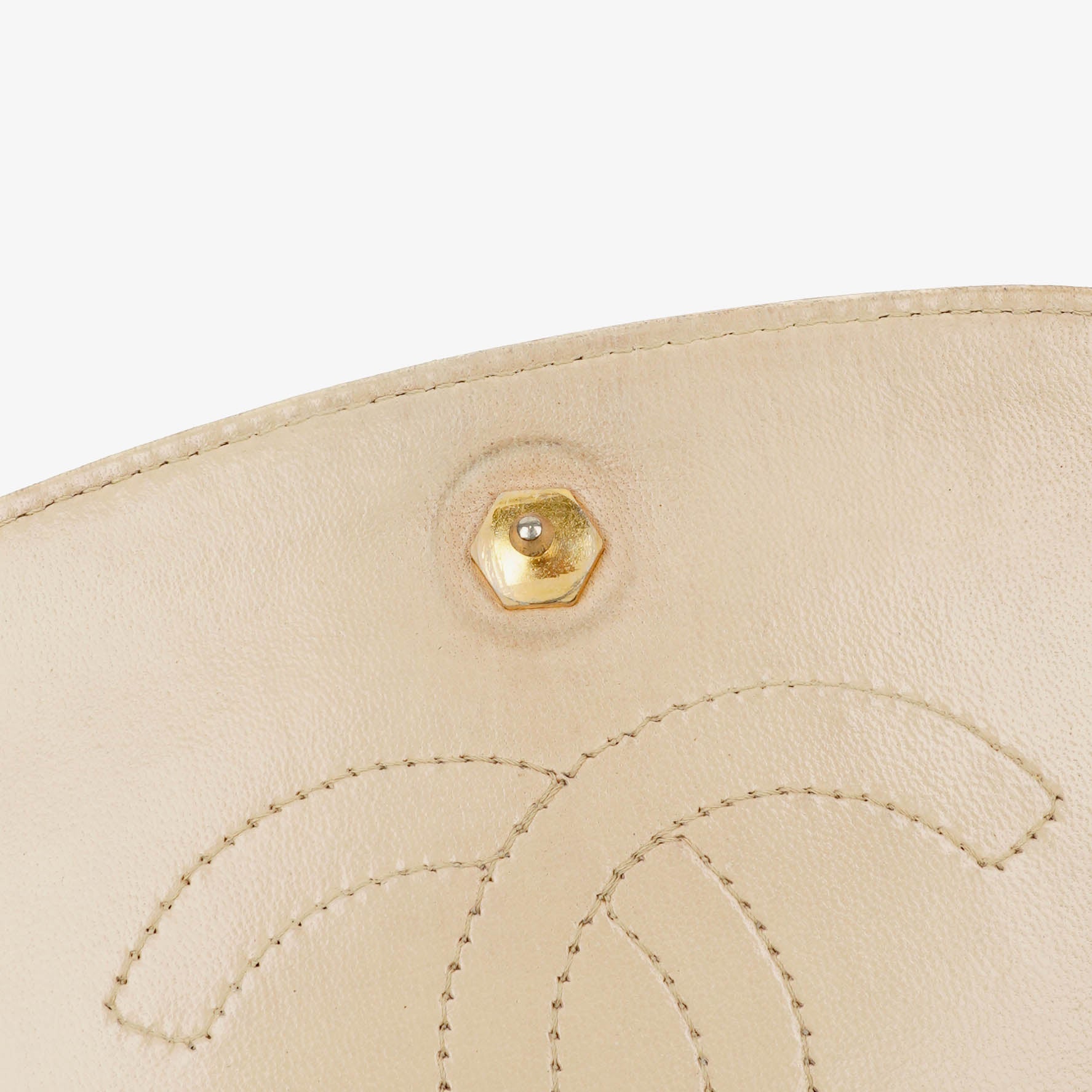 Chanel Half Moon Klappentasche aus beigem gestepptem Lammleder