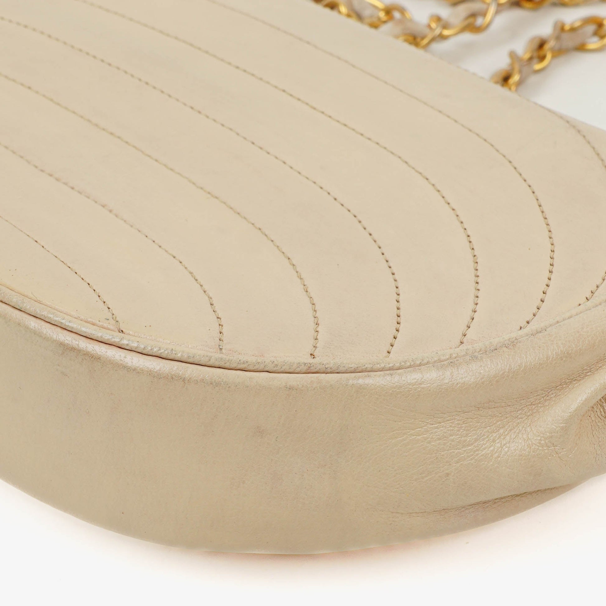 Chanel Half Moon Klappentasche aus beigem gestepptem Lammleder
