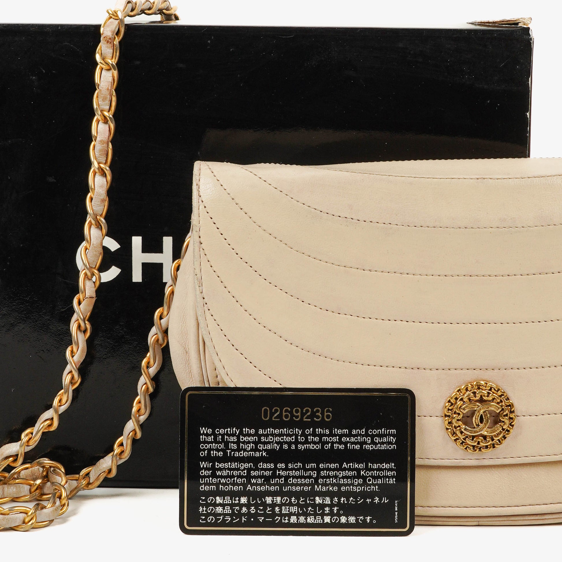 Chanel Half Moon Klappentasche aus beigem gestepptem Lammleder