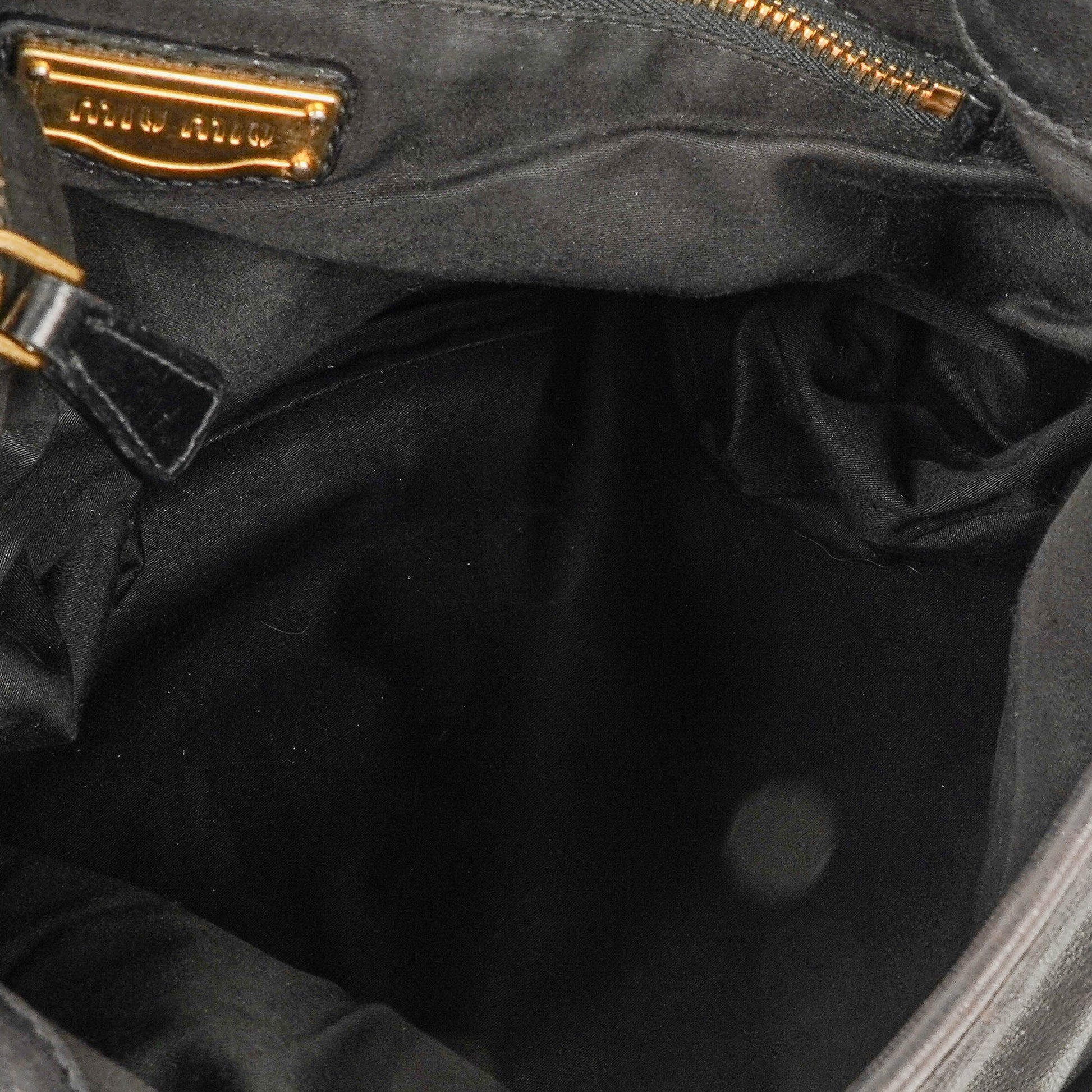 Miu Miu Coffer Matelassé Hobo Tasche aus schwarzem Leder