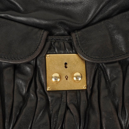 Miu Miu Coffer Matelassé Hobo Tasche aus schwarzem Leder