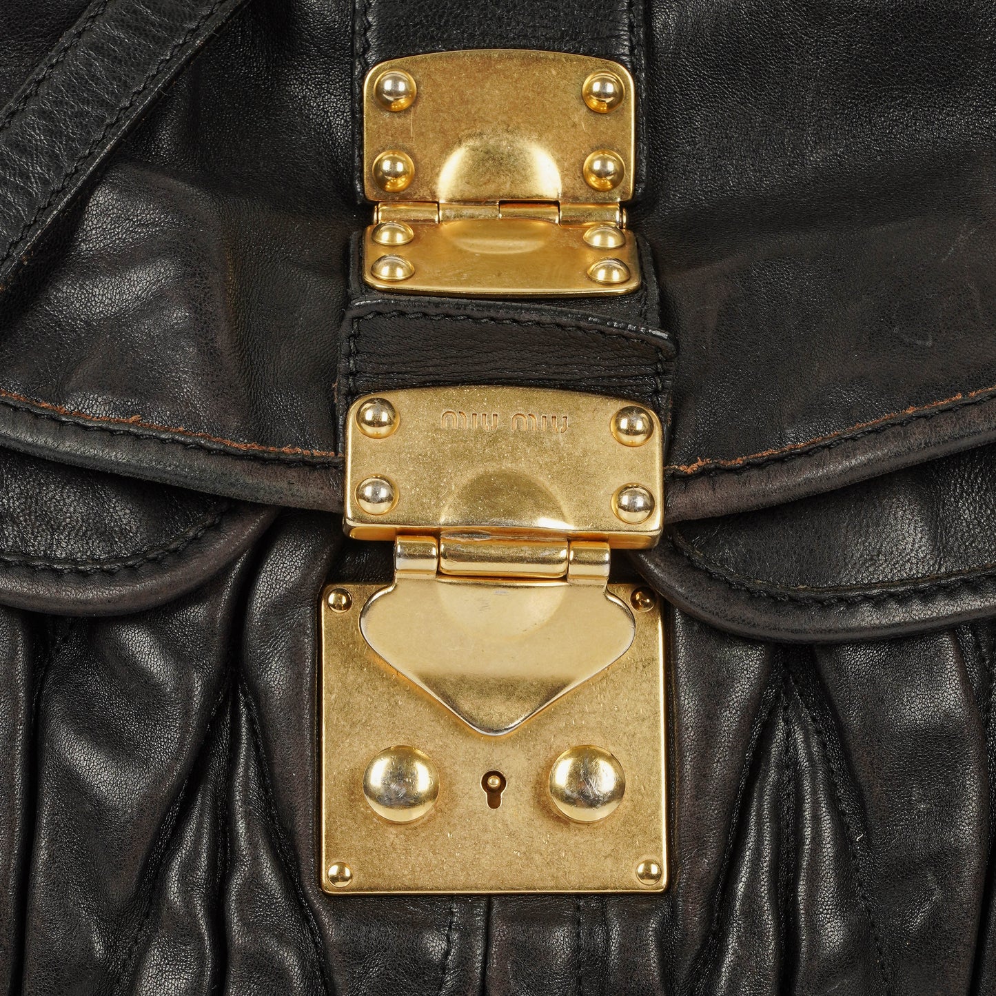 Miu Miu Coffer Matelassé Hobo Tasche aus schwarzem Leder