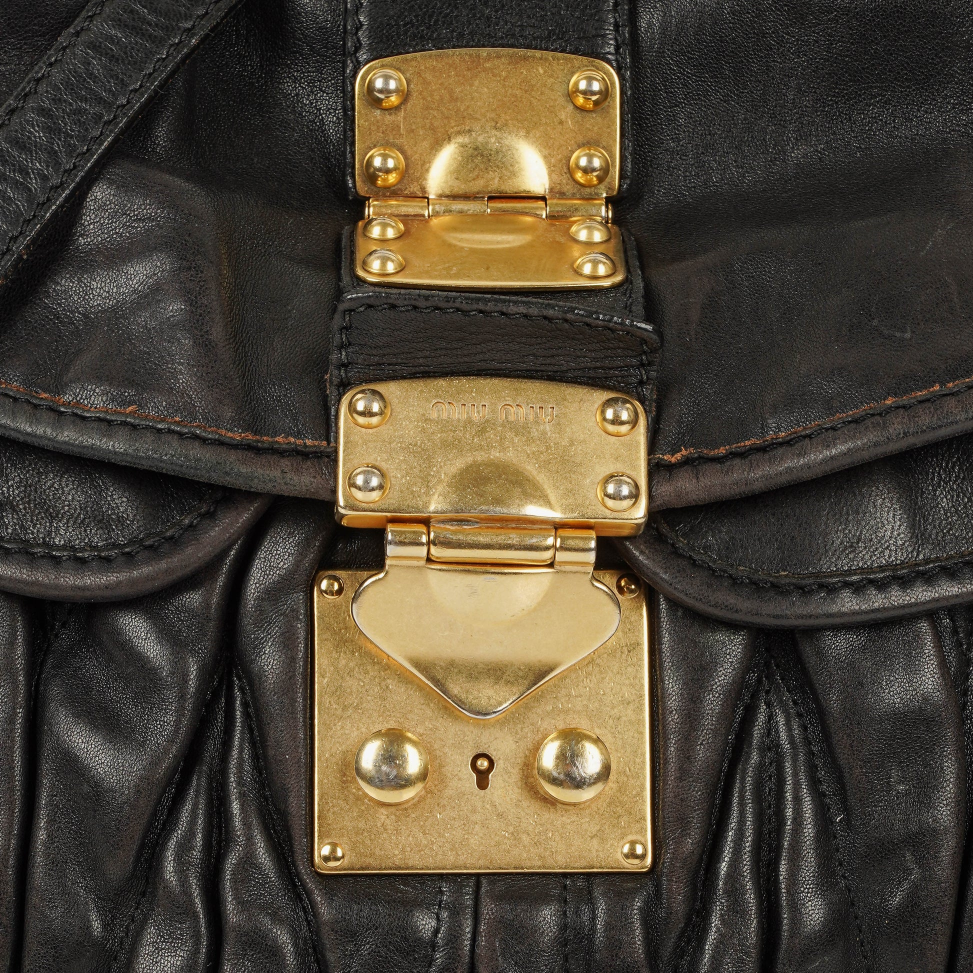 Miu Miu Coffer Matelassé Hobo Tasche aus schwarzem Leder