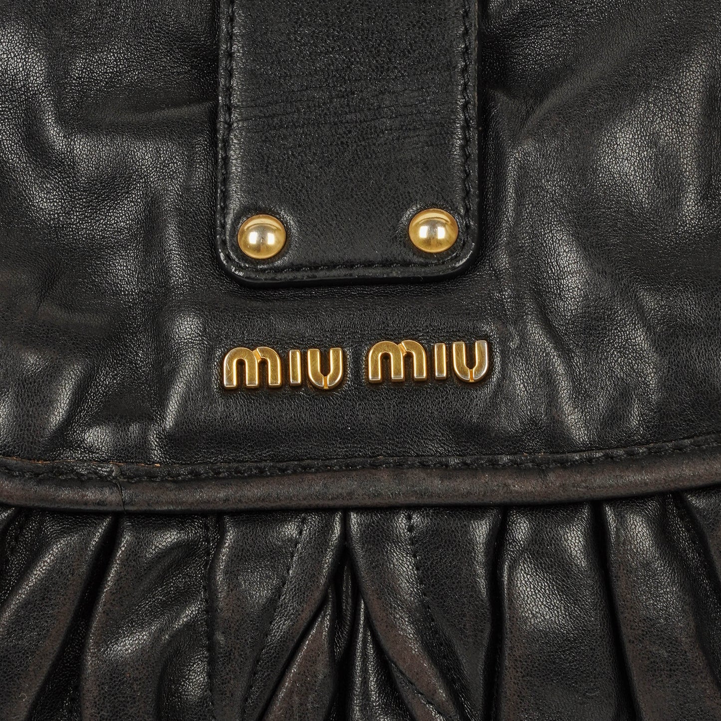 Miu Miu Coffer Matelassé Hobo Tasche aus schwarzem Leder