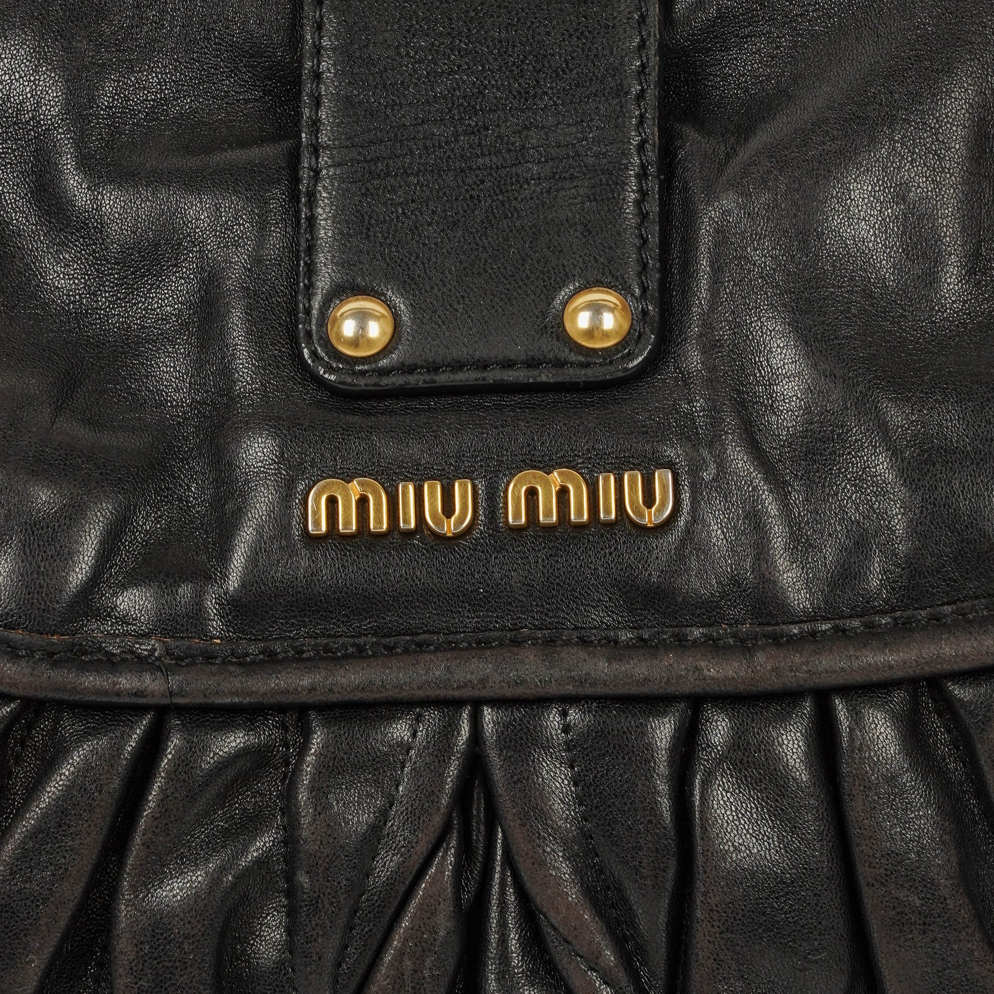 Miu Miu Coffer Matelassé Hobo Tasche aus schwarzem Leder