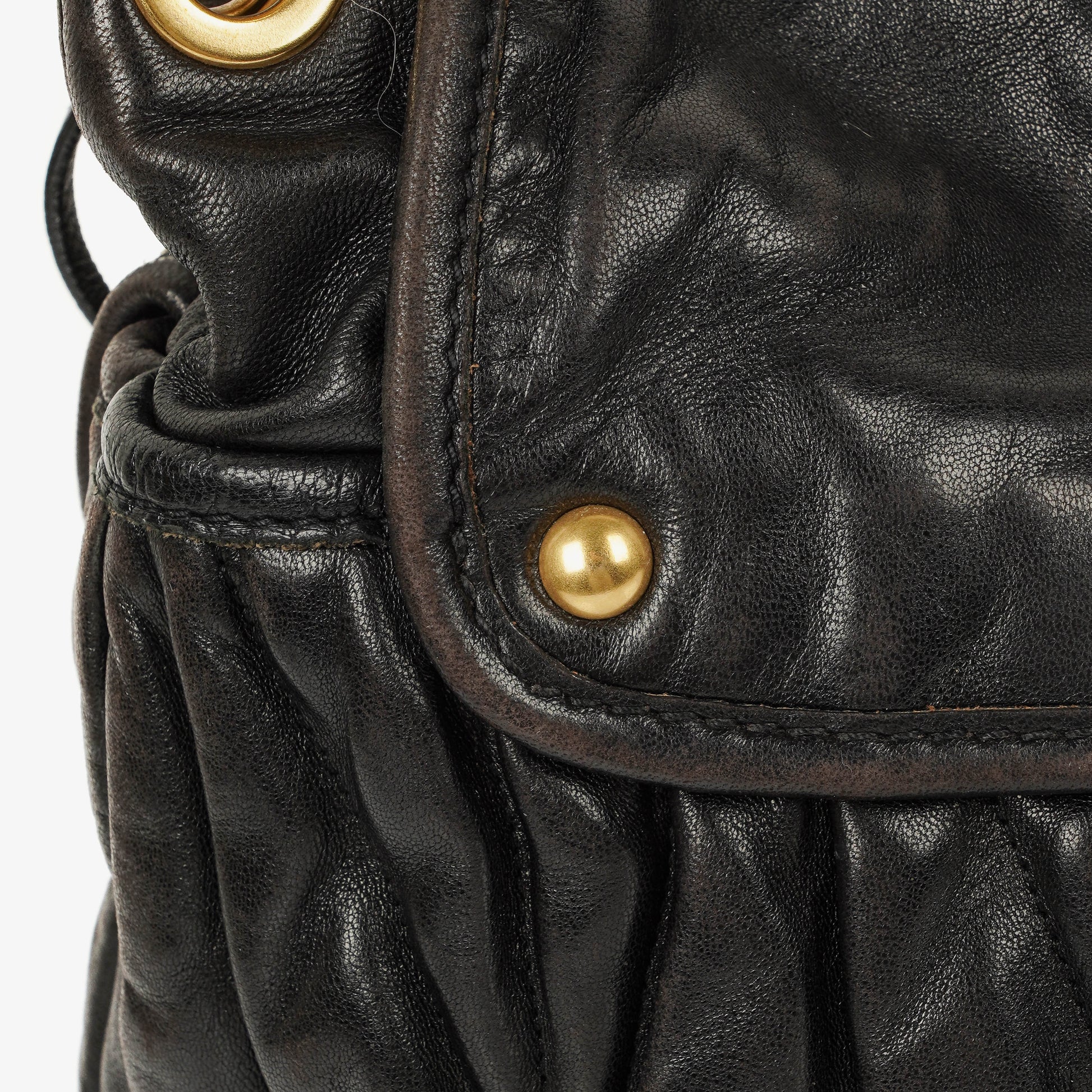 Miu Miu Coffer Matelassé Hobo Tasche aus schwarzem Leder