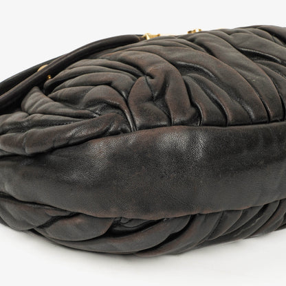 Miu Miu Coffer Matelassé Hobo Tasche aus schwarzem Leder