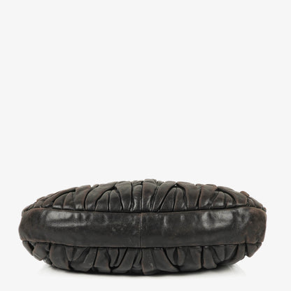 Miu Miu Coffer Matelassé Hobo Tasche aus schwarzem Leder