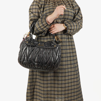 Miu Miu Coffer Matelassé Hobo Tasche aus schwarzem Leder