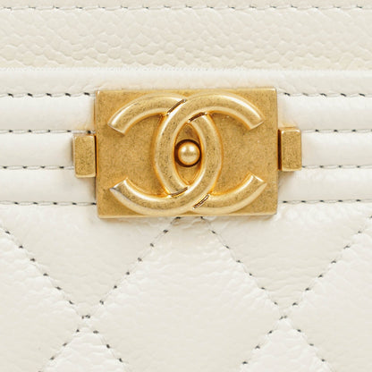 Chanel Boy Kartenetui aus weißem gestepptem Caviar-Leder