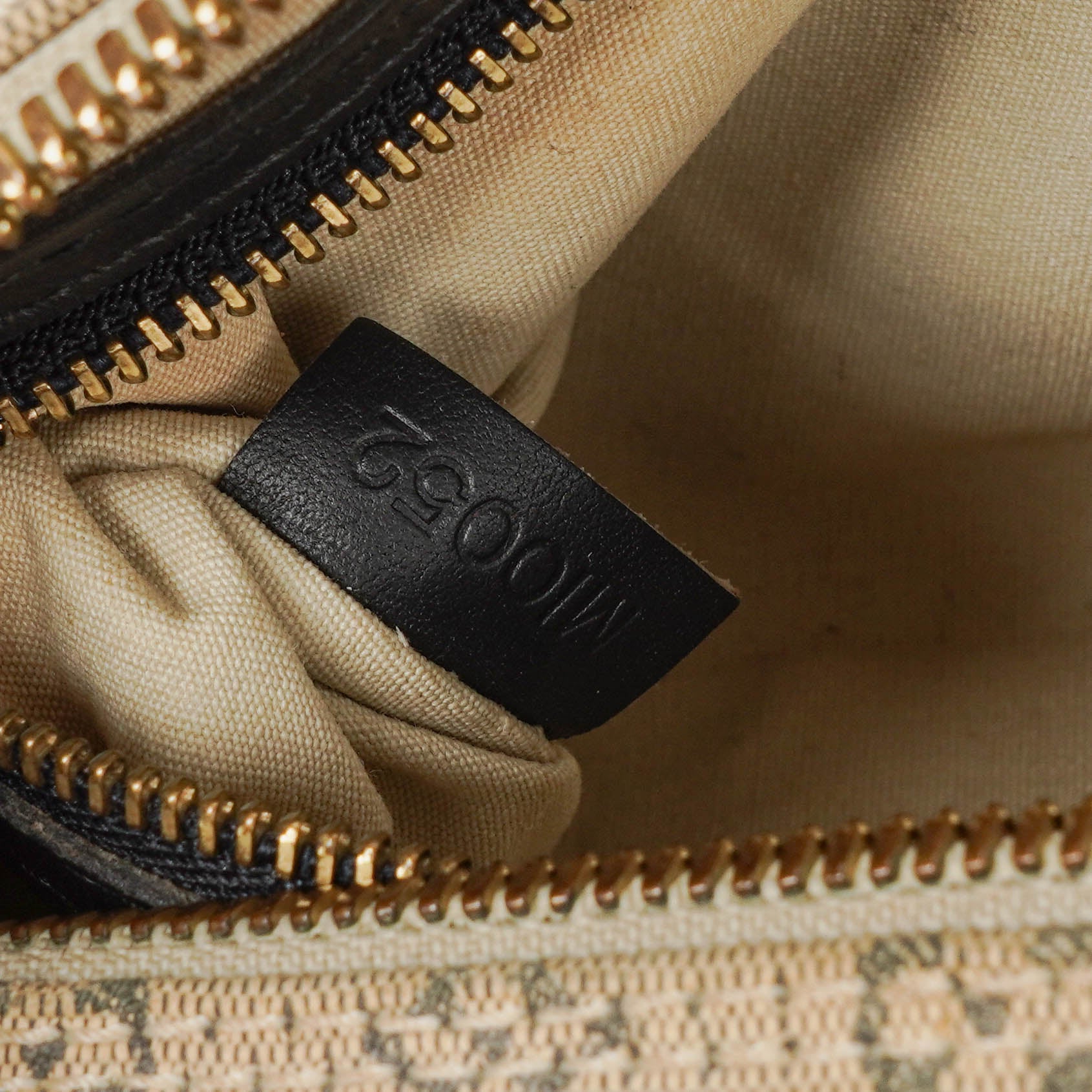 Louis Vuitton Mini Alma Long Handtasche mit blauem Monogramm