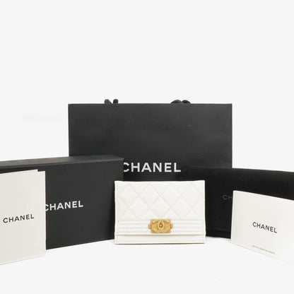 Chanel Boy Kartenetui aus weißem gestepptem Caviar-Leder