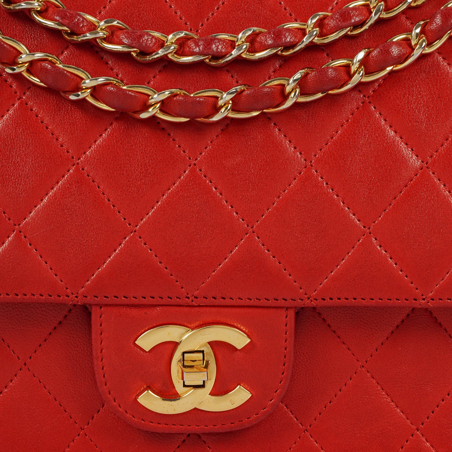 Chanel Vintage Classic Medium Double Flap Tasche aus rotem gestepptem Lammleder mit 24-karätig vergoldeter Hardware