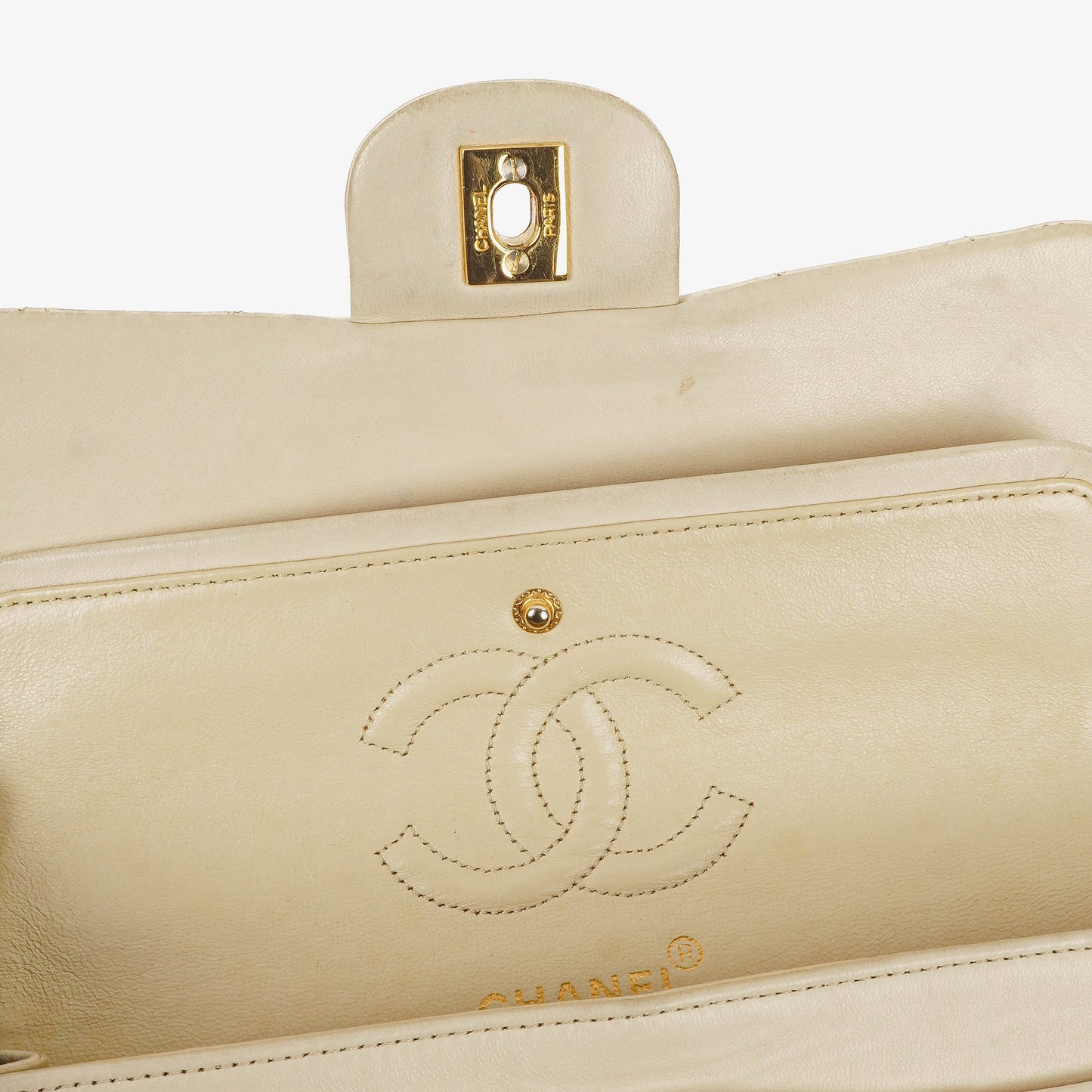 Chanel Medium Classic Vintage Double Flap Tasche aus gestepptem Lammleder mit 24K goldbeschichteten Beschlägen
