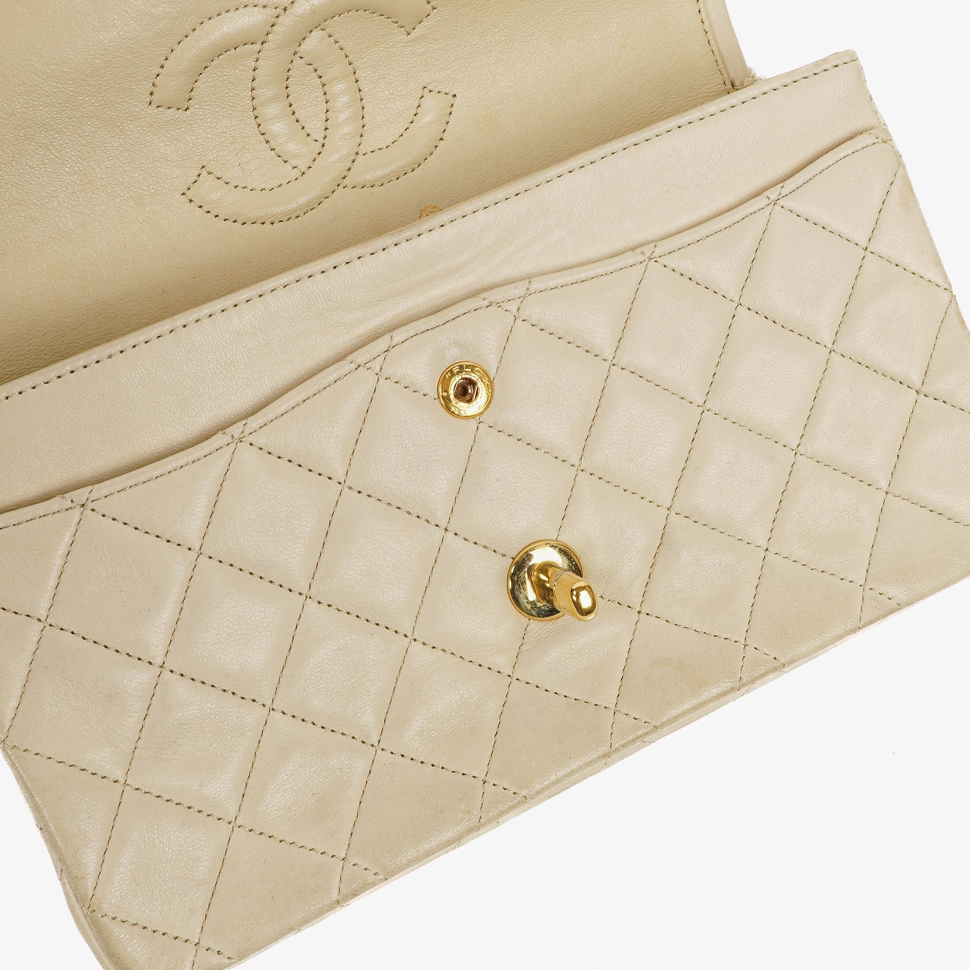 Chanel Medium Classic Vintage Double Flap Tasche aus gestepptem Lammleder mit 24K goldbeschichteten Beschlägen