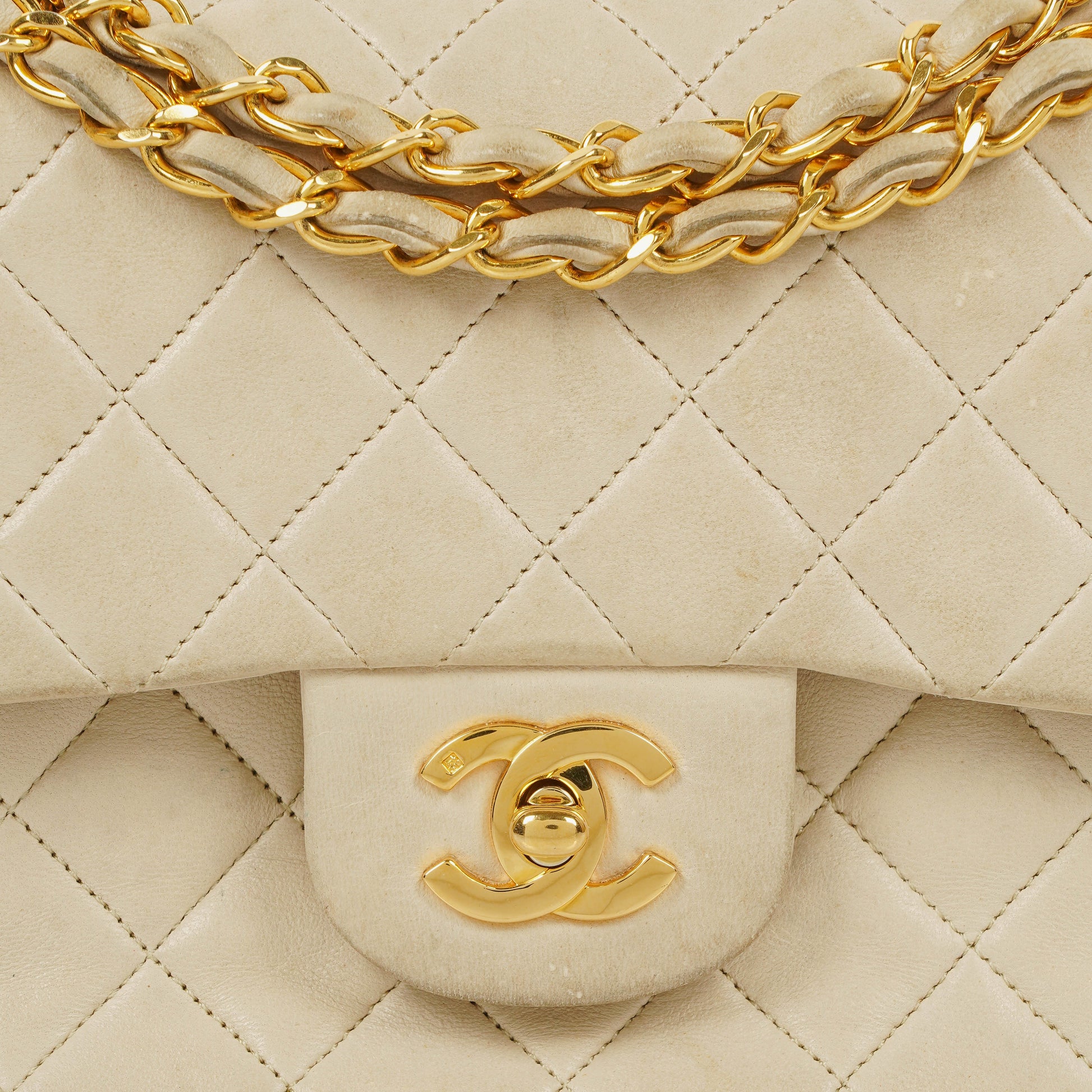 Chanel Medium Classic Vintage Double Flap Tasche aus gestepptem Lammleder mit 24K goldbeschichteten Beschlägen