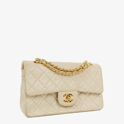 Chanel Medium Classic Vintage Double Flap Tasche aus gestepptem Lammleder mit 24K goldbeschichteten Beschlägen