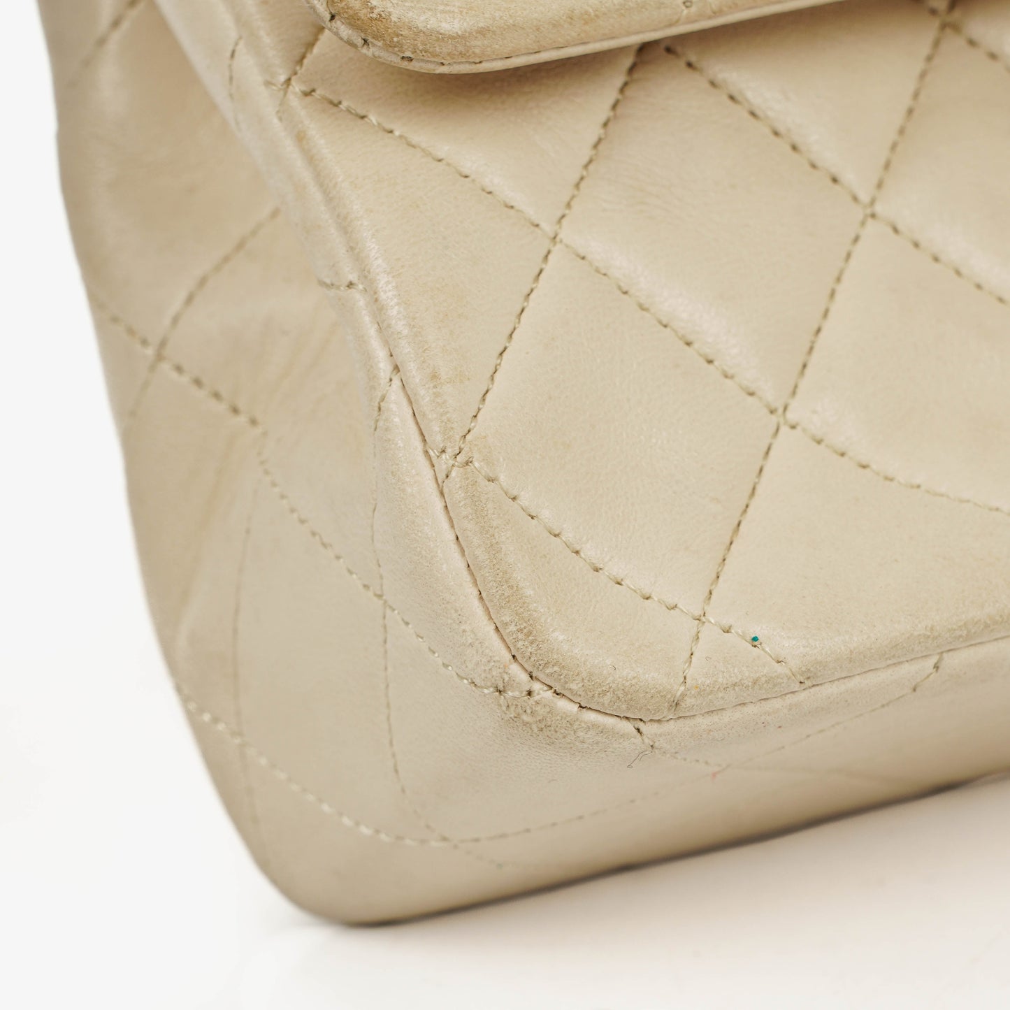 Chanel Medium Classic Vintage Double Flap Tasche aus gestepptem Lammleder mit 24K goldbeschichteten Beschlägen