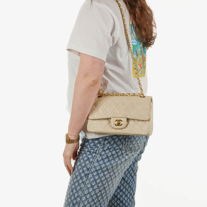 Chanel Medium Classic Vintage Double Flap Tasche aus gestepptem Lammleder mit 24K goldbeschichteten Beschlägen