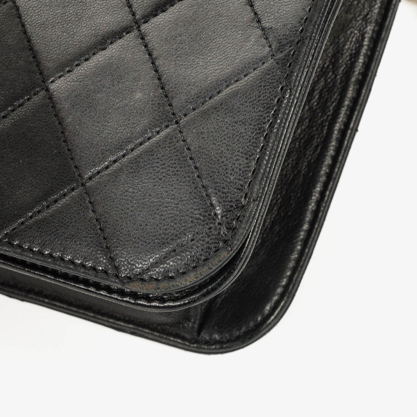 Chanel Classic Full Flap Tasche aus schwarzem gestepptem Leder mit 24K vergoldeten Beschlägen