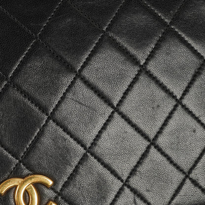 Chanel Classic Full Flap Tasche aus schwarzem gestepptem Leder mit 24K vergoldeten Beschlägen