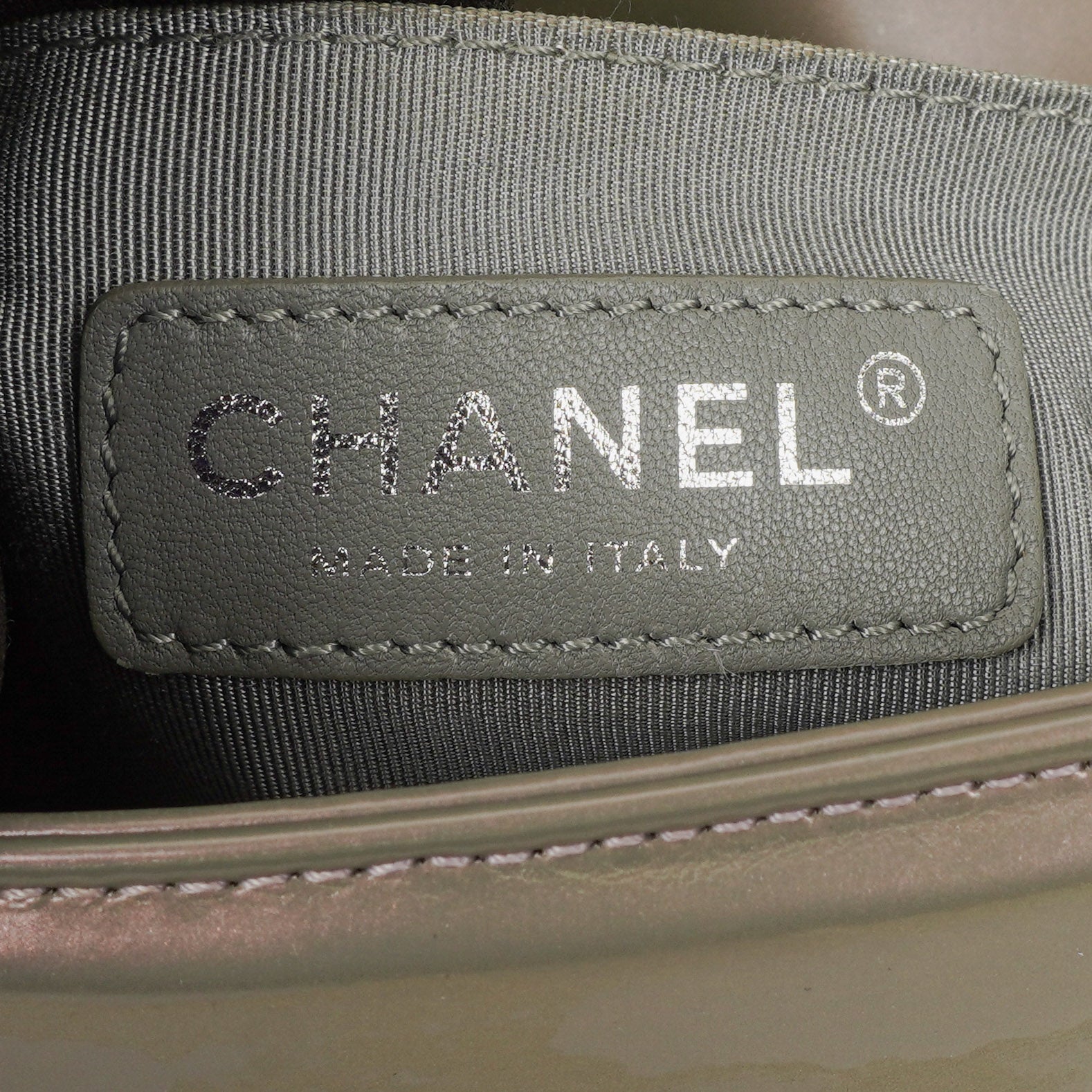 Chanel kleine Boy Flap Tasche aus helllila irisierendem glänzendem Kalbsleder