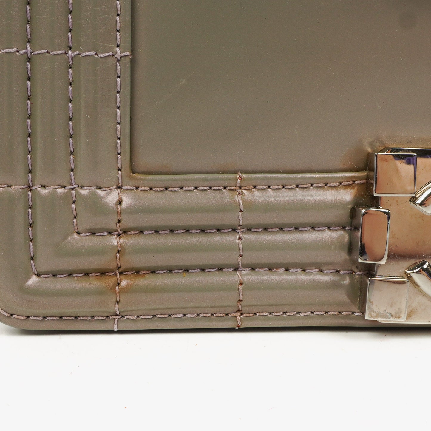 Chanel kleine Boy Flap Tasche aus helllila irisierendem glänzendem Kalbsleder