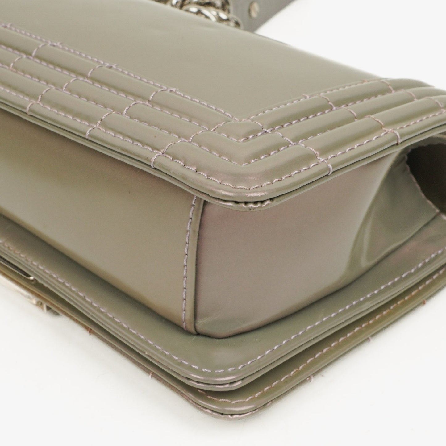 Chanel kleine Boy Flap Tasche aus helllila irisierendem glänzendem Kalbsleder