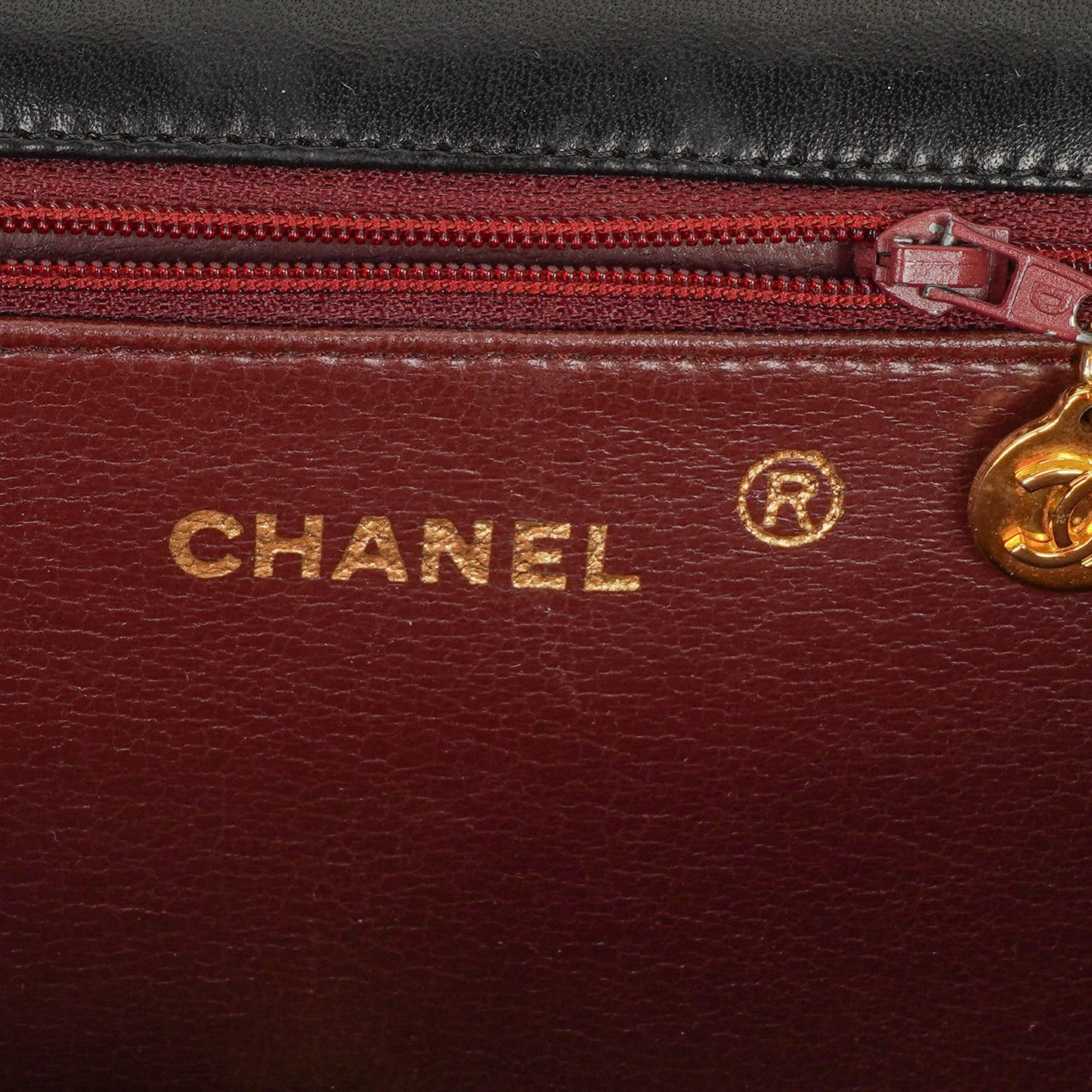 Chanel Classic Full Flap Bag aus schwarzem gestepptem Leder mit 24K vergoldeter Hardware