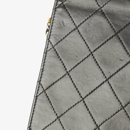 Chanel Classic Full Flap Bag aus schwarzem gestepptem Leder mit 24K vergoldeter Hardware