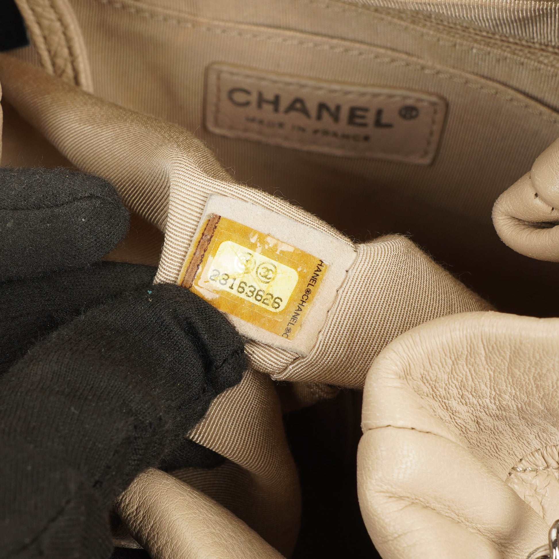 Chanel CC Chain Bucket Small Tasche aus beigem Hirschleder mit Chevron-Muster