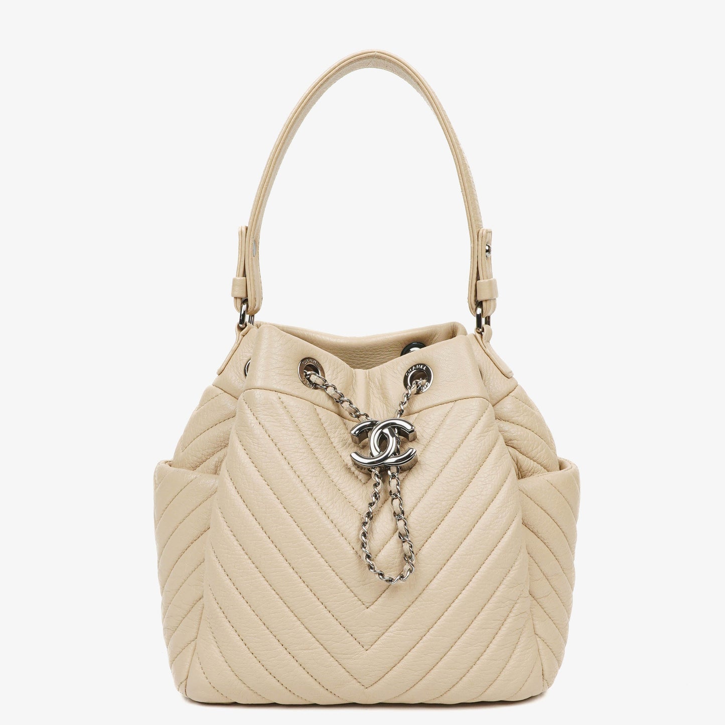 Chanel CC Chain Bucket Small Tasche aus beigem Hirschleder mit Chevron-Muster
