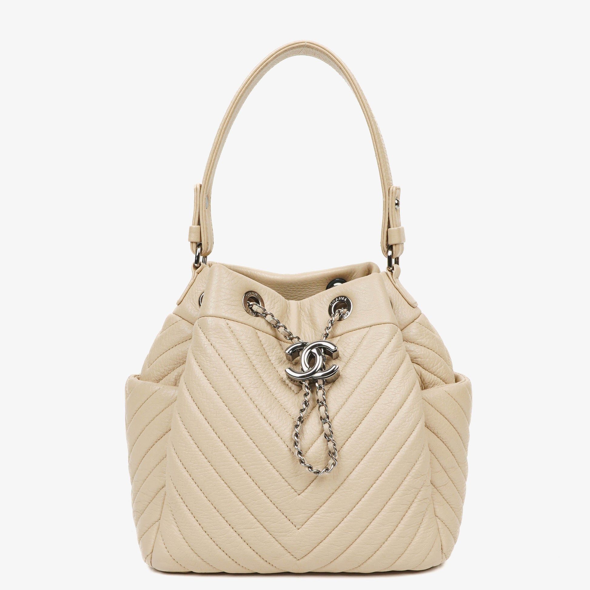 Chanel CC Chain Bucket Small Tasche aus beigem Hirschleder mit Chevron-Muster