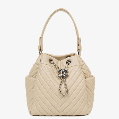 Chanel CC Chain Bucket Small Tasche aus beigem Hirschleder mit Chevron-Muster