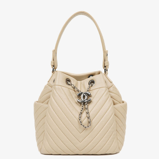Chanel CC Chain Bucket Small Tasche aus beigem Hirschleder mit Chevron-Muster