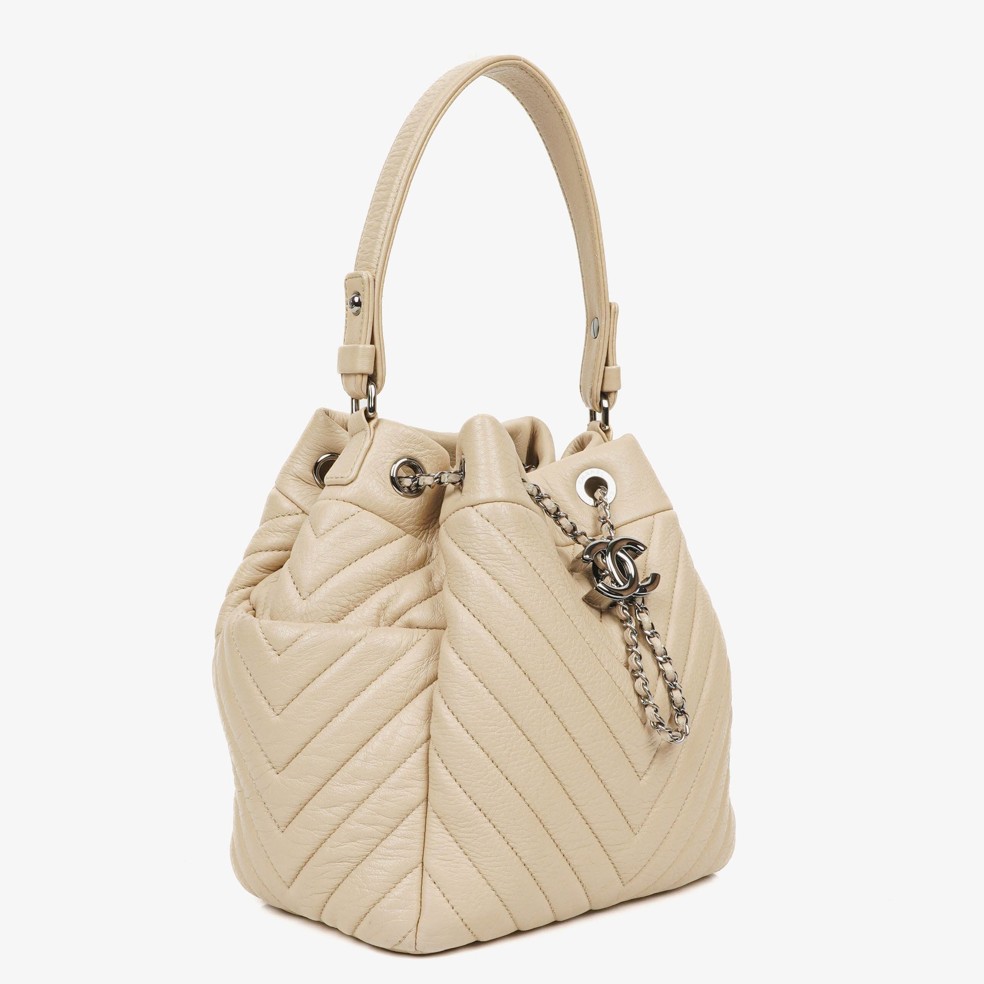 Chanel CC Chain Bucket Small Tasche aus beigem Hirschleder mit Chevron-Muster
