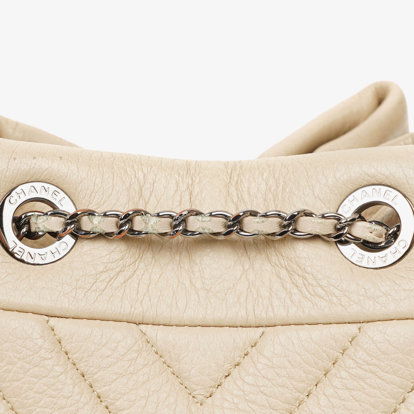 Chanel CC Chain Bucket Small Tasche aus beigem Hirschleder mit Chevron-Muster