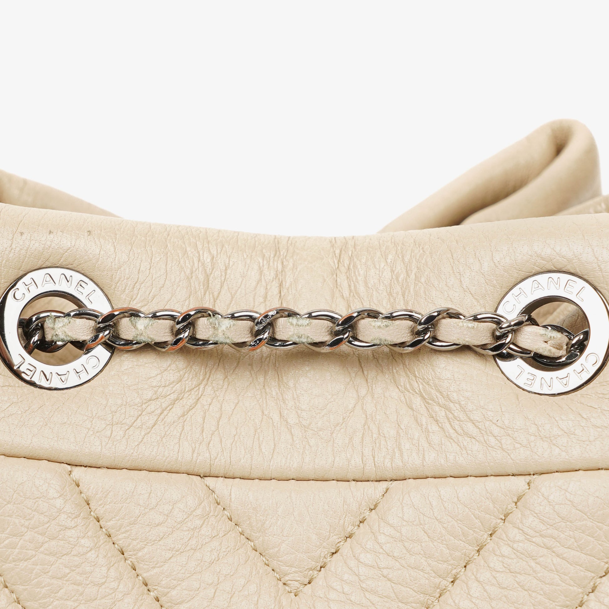 Chanel CC Chain Bucket Small Tasche aus beigem Hirschleder mit Chevron-Muster