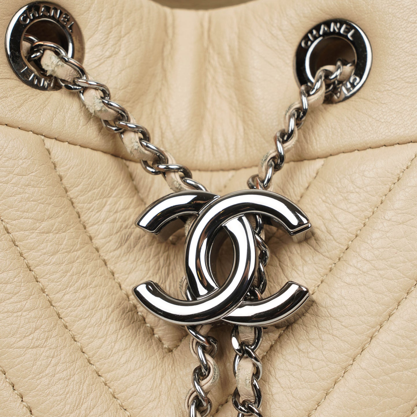 Chanel CC Chain Bucket Small Tasche aus beigem Hirschleder mit Chevron-Muster